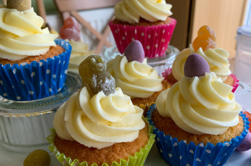 Really Easy Vanilla Cupcakes